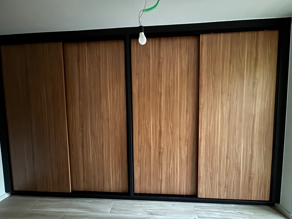 Maatkast met houten fronten